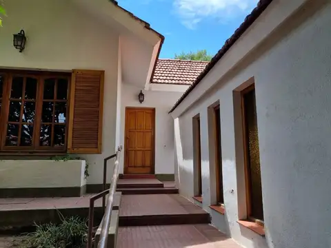 Casa 10 ambientes con 2 baños