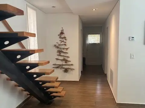 Casa 7 ambientes con 2 baños