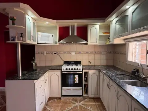Casa 4 ambientes con 2 baños