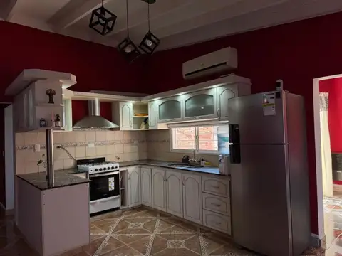 Casa en Alquiler con 2 cocheras