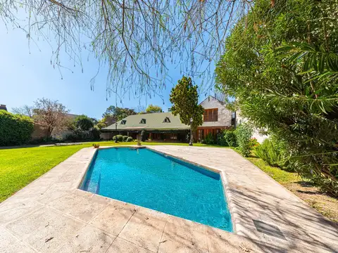 Casa de 4 dormitorios con gran jardín de 1184 m2, pileta y quincho