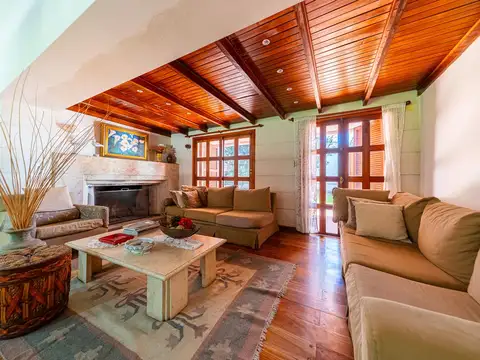 Casa de 4 dormitorios con gran jardín de 1184 m2, pileta y quincho