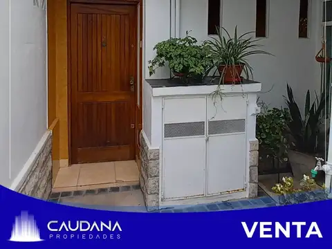 Triplex de 4 ambientes en venta en Villa Luzuriaga