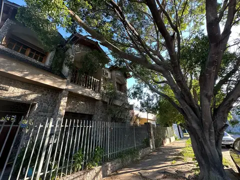 En Venta Casa 5 Dormitorios   Pileta