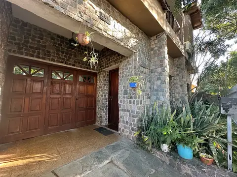 En Venta Casa 5 Dormitorios   Pileta