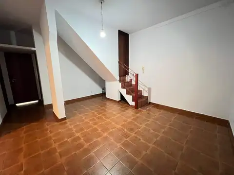Casa 6 ambientes con 2 baños