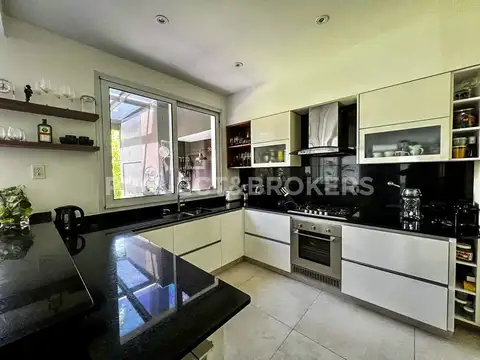 Casa 6 ambientes con 3 baños