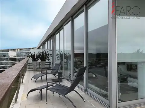 Apartamento sobre el mar en La Barra con terraza propia con piscina y parrillero