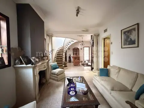 Casa 9 ambientes con 4 baños
