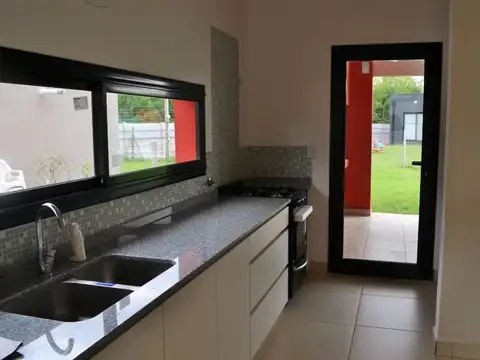 Casa 4 ambientes con 2 baños