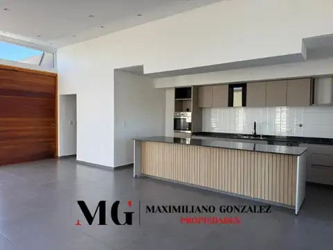Casa 4 ambientes con 3 baños
