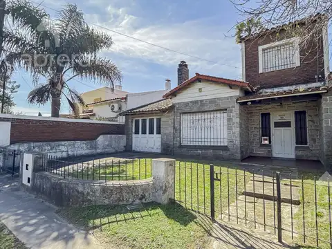 Venta de casa de 2/3 dormitorios, con amplio lote en La Plata