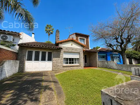Venta de casa de 2/3 dormitorios, con amplio lote en La Plata
