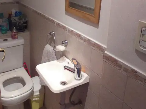 Casa 4 ambientes con 2 baños