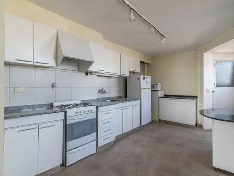 Semipiso reciclado en Recoleta – Piso alto, vista abierta y sol pleno