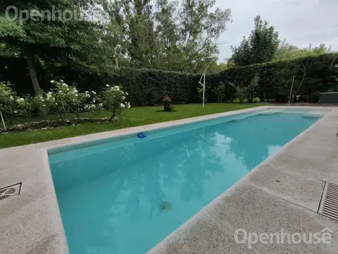 Casa en Alquiler con 3 cocheras