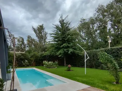 Casa de excelente calidad constructiva en B° La Cuesta-una planta, con piscina y suite con jacuzzi.