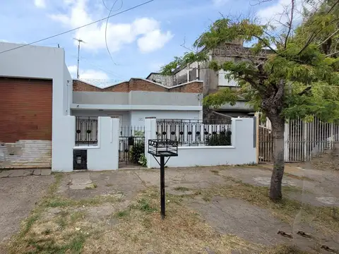 Casa 3 ambientes con cochera - Villa Tesei