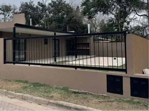VENTA/PERMUTA -Casa a estrenar 2 dormitorios con cochera y piscina. Roldan.
