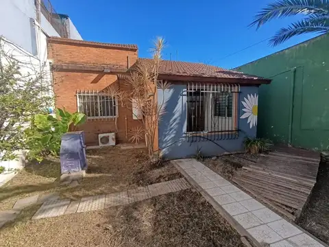 CASA 3 AMB EN VENTA BURZACO  A 2 CUADRAS ESTACIÓN