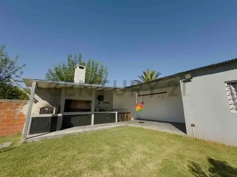 Casa en Venta con 2 cocheras