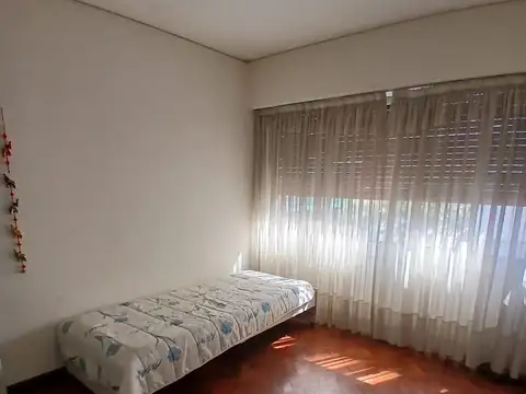 Amplio departamento en esquina Corrientes /Montevideo