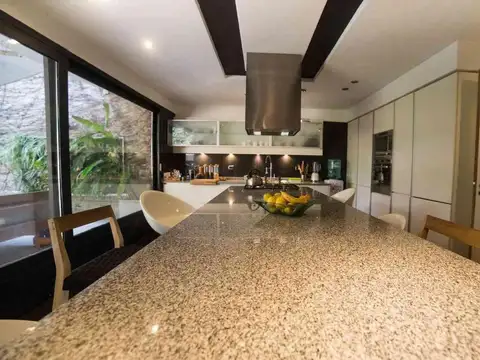 Casa en Venta con 3 cocheras