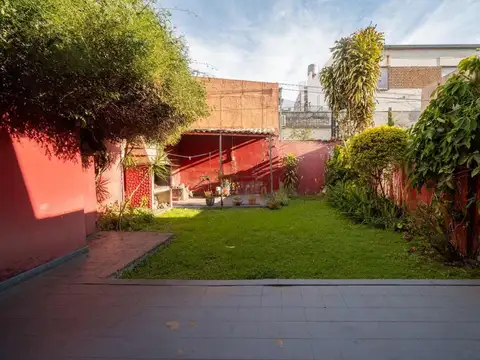 Casa en PH 2 dorm. y patio verde en Constituyentes