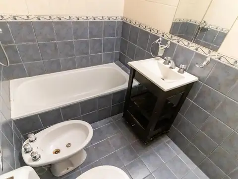 Venta de Tríplex 3 Ambientes con Patio y Parrilla vista a la Plaza – Villa Luro