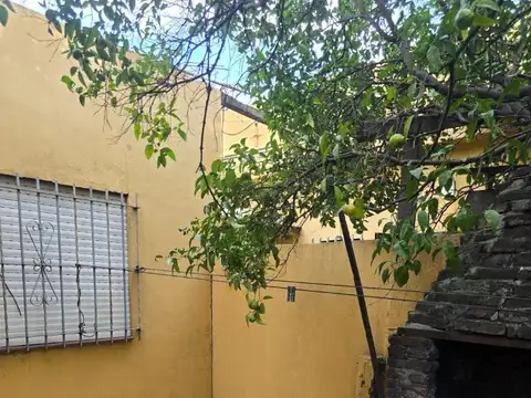Casa multifamiliar de 3 amb. Y 2 amb.