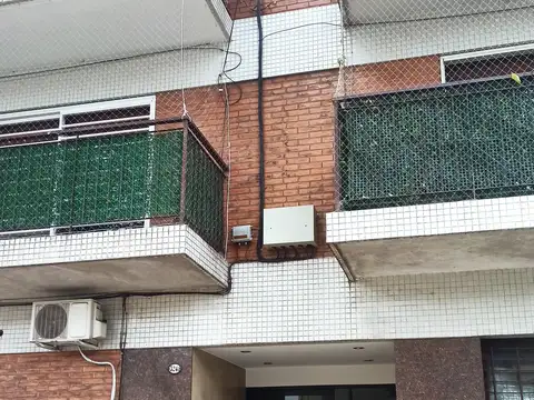 Impecable 2 ambientes con patio a mts de Av Constituyentes y La Pampa