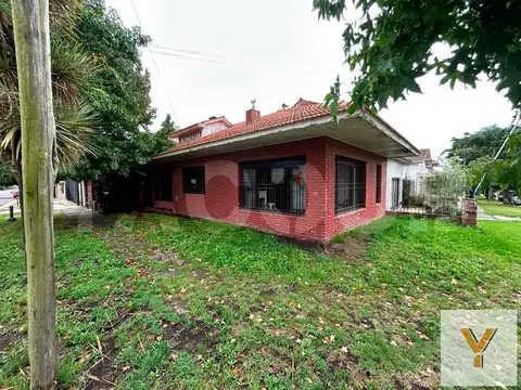 Casa en venta - 3 dormitorios 1 baño - Cochera - 100mts2 - P unta Mogotes, Mar del Plata
