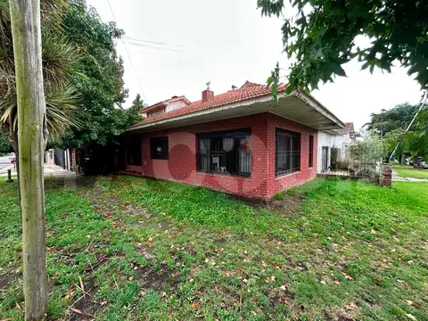 Casa en venta - 3 dormitorios 1 baño - Cochera - 100mts2 - P unta Mogotes, Mar del Plata