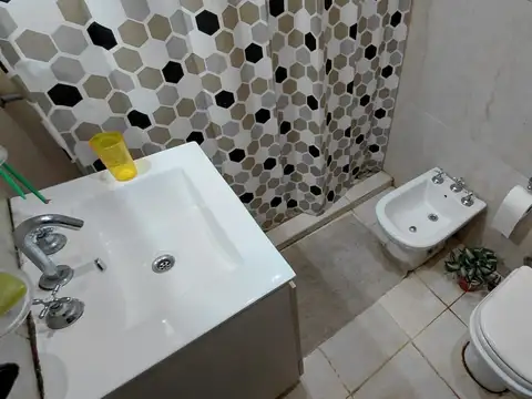 VENTA  CASA DE 3 DORMITORIOS CON COCHERA Y TERRAZA