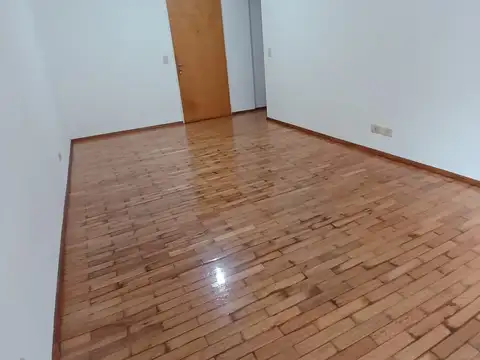 Impecable 2 ambientes en Flores. Amplio Balcón corrido al frente.