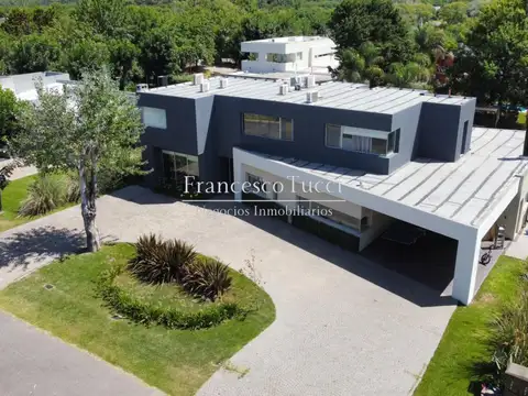 Casa en venta 7 ambientes con pileta en Los Puentes