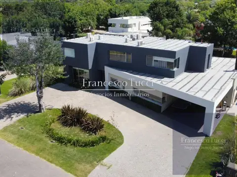 Casa en venta 7 ambientes con pileta en Los Puentes
