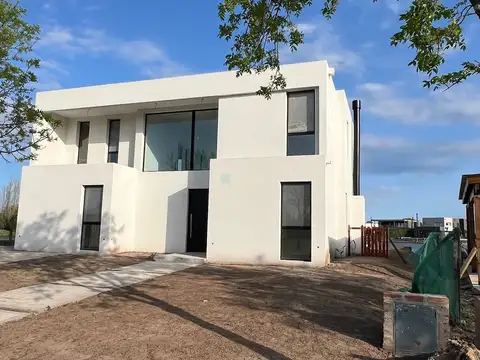 Venta casa 5 amb a la laguna en El Cantón Golf, El Cantón, Escobar