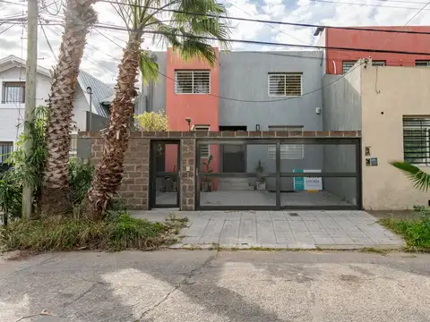 Moderna y cómoda casa en venta y alquiler en Florida con piscina y excelentes accesos.
