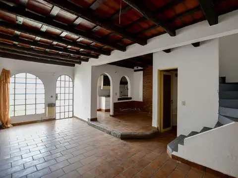 CASA EN VENTA EN 42 e/16 y 17 4 dormitorios y coch