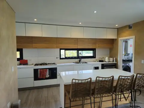 Casa 8 ambientes con 5 baños