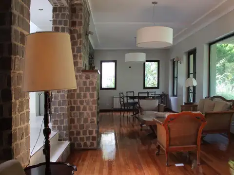 Casa 6 ambientes con 4 baños