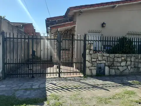 Alquiler. PH atras. 3 amb con patio. J. C. Paz. M. Cane 1389
