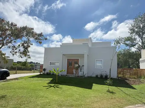 ESPECTACULAR CASA  en Venta en San Ramón, Pilar del Este, Pilar