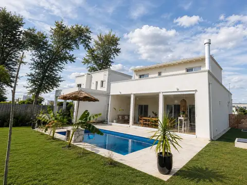 ESPECTACULAR CASA  en Venta en San Ramón, Pilar del Este, Pilar