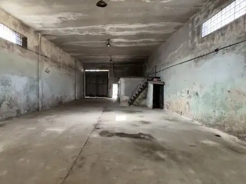 Galpón de 420 m2 con doble ingreso en barrio Bella Vista