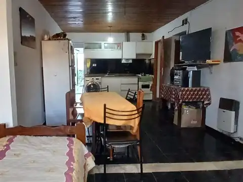 VENTA CASA DOS DORMITORIOS EN BARRIO LAS FLORES