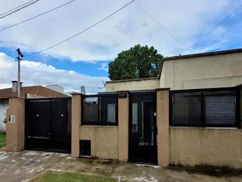 Casa en venta - 2 Dormitorios 1 Baño - 200Mts2 - Berazategui