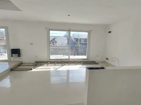 Casa PH de Tres Ambientes con Patio Terraza en Planta Alta en Alquiler