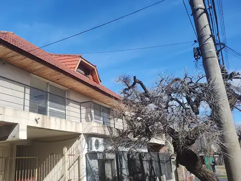 Casa PH de Tres Ambientes con Patio Terraza en Planta Alta en Alquiler